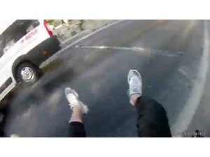 İstanbul’da motosikletli gencin metrelerce sürüklendiği kaza kamerada