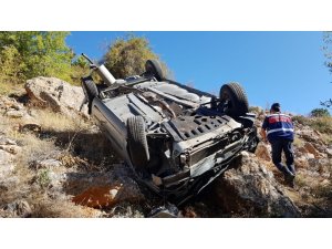 Kontrolden çıkan otomobil dere yatağına uçtu: 5 yaralı