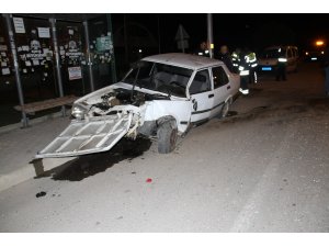 Beyşehir'de otomobil panoya çarptı: 2 yaralı