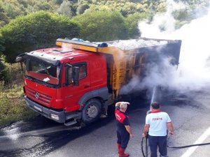 Sinop’ta taş yüklü kamyon alev aldı
