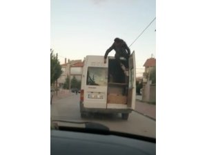 Eşya taşınan kamyonetin üzerinde tehlikeli yolculuk