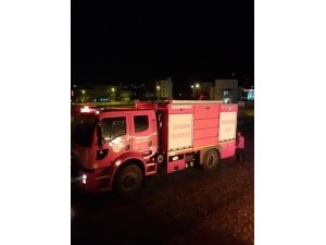 Akaryakıt istasyonu yakınındaki otluk yangını korkuttu