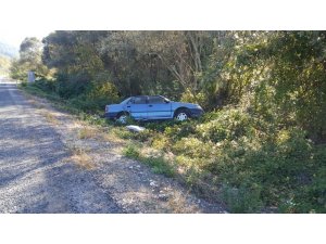 Lastiği fırlayan otomobil yoldan çıktı