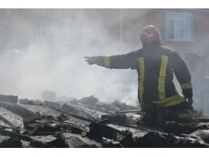 Ekmek yapmak isteyen kadınlar tandırlığı küle çeviriyordu