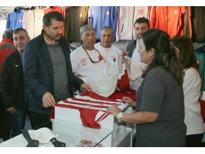 Vali forma alıp, kulübe destek oldu