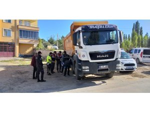 Geri manevra yapan kamyonun altında kalan işitme engelli yaya öldü