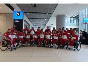 Milli para masa tenisçiler yurda döndü