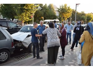 Kaza yapan araç sürücüsü otomobili bırakıp kaçtı
