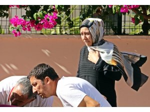 Serseri kurşun hareket halindeki otomobilin ön camına isabet etti