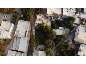 Oğlu için evinin bahçesini halı sahaya çevirdi