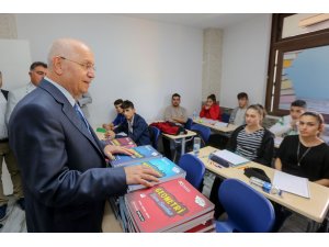 Başkan Yaşar, öğrencilere sınava hazırlık kitabı dağıttı