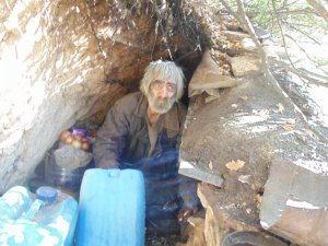 Yıllardır mağarada yaşayan adam kulübeye taşındı