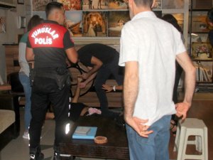 Vesikalık çektirmeye geldiği fotoğrafçıyı vurdu