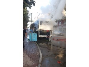 Park halindeki otobüs alev aldı