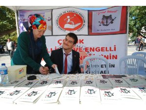 Engelli şair tek parmağıyla yazdığı kitabını imzaladı