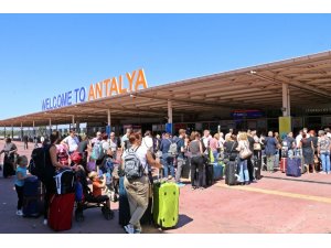 Antalya Havalimanı’nda ’Thomas Cook’ kuyruğu