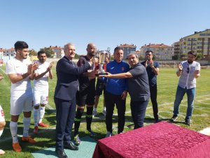 Akşehirspor kupasını aldı