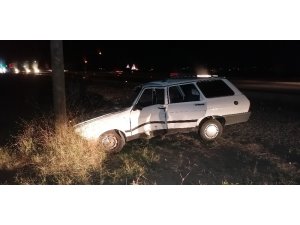 Sürücünün ayağı gaz pedalına sıkıştı, otomobil karşı şeride geçti