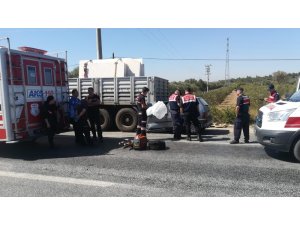 İzmir’de bir otomobil mermer yüklü tıra çarptı: 1 ölü