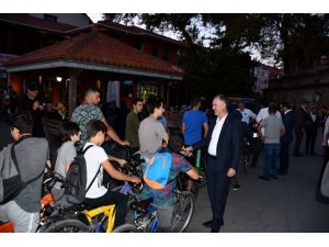 Başkan Taban bisiklet sürücülerine kask hediye etti