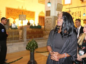 Della Miles, Mevlana Hazretlerinin Türbesini ziyaret etti