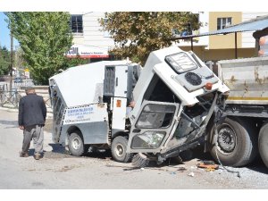 Freni boşalan temizlik aracı tıra çarptı