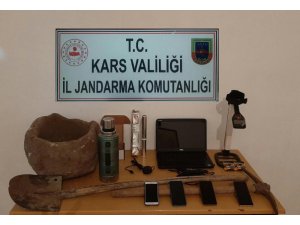 Kars’ta laptoplu defineciler suçüstü yakalandı