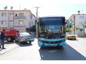 Halk otobüsünün otomobille çarpışma anı kamerada