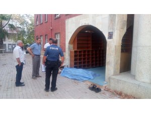 Yardım için geldiği camide hayatını kaybetti