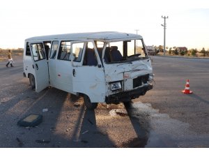 Karaman’da iki minibüs çarpıştı: 15 yaralı