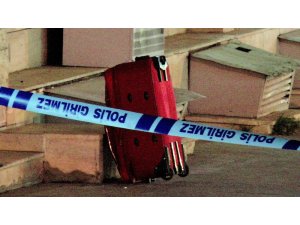 Alkollü kadının polisevi önüne bıraktığı bavul emniyeti harekete geçirdi