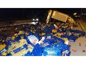 Samsun’da üzüm yüklü tır yola devrildi: 1 yaralı