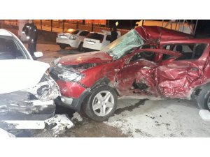 Kontrolden çıkan otomobil benzin istasyonuna daldı: 2 yaralı