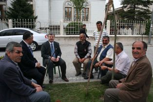 Akyürek taksicilerle çay içti