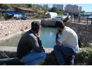 Sulama kanalına düşen işçi koybuldu