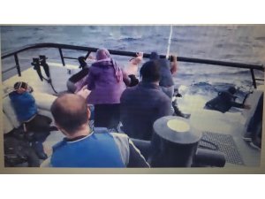 Mehmetçik’in dev dalgalar arasında göçmen kurtarma anı