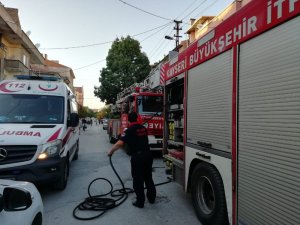 Çatı katındaki kömürlükte çıkan yangın itfaiye ekiplerince söndürüldü