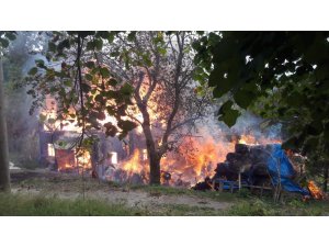 Sinop’ta ahşap ev alevlere teslim oldu