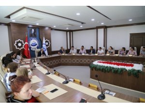 Rektör Yusuf Şahin öğrencilerle türkü söyledi