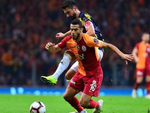 Derbide kartlar havada uçuşuyor