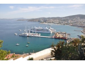 Kuşadası’na üç gemi ile 2 bin 630 turist geldi