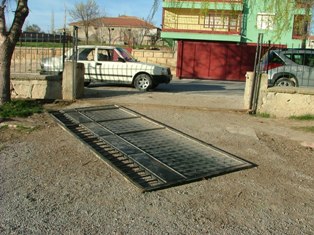 Okulun bahçe kapısı öğrencinin üzerine devrildi