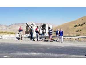 Siirt’te kamyon devrildi: 3 yaralı