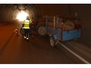 Otomobilin çarptığı traktörden düşen yolcu ve sürücü yaralandı