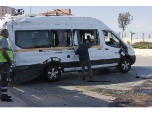 Başkentte servis aracı yan yattı: 2 yaralı