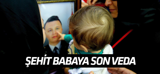 Minik Mina'dan şehit babaya son veda...