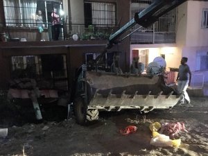 Park halindeki kepçe 5 katlı binaya daldı