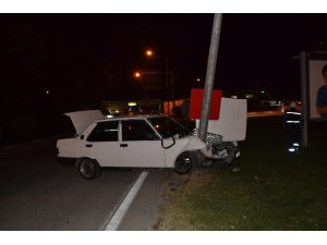 Otomobil direğe çarptı: 2 yaralı