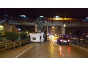 Damperi üst geçide takılan kamyon, takla attı: 2 yaralı