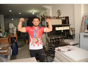 Matbaada çalışarak Dünya Şampiyonası’na hazırlanıyor